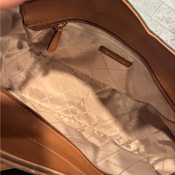 Michael Kors bag. Used only twice and still looks new. No stains/rips - Picture 2 of 9